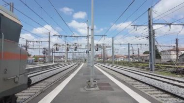 Toulouse, Fransa - 16 Mayıs 2025 Toulouse Matabiau istasyonundan Paris 'e giden bir tren