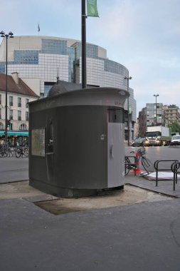 Paris, Fransa - 22 Mayıs 2025: Bastille, Paris 'te umumi tuvalet