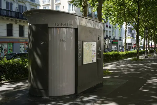 Paris, Fransa - 19 Mayıs 2025: Paris 'teki Marguerite de Rochechouartboulevard' da umumi tuvalet