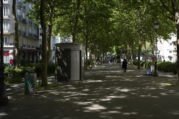 Paris, Fransa - 19 Mayıs 2025: Paris 'teki Marguerite de Rochechouartboulevard' da umumi tuvalet