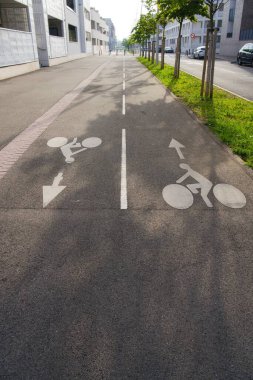 Toulouse, Fransa - 17 Mayıs 2025 Toulouse, Fransa 'da Rue de Midi' de bisiklet yolu