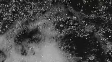 Gunma, Japonya - 5 Haziran 2025: Kabarcıklı suyun yavaş akışı 