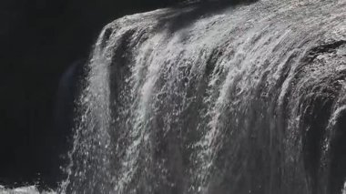 Gunma, Japonya - 5 Haziran 2025: Fukiware 'in yavaş çekimde düşüşü