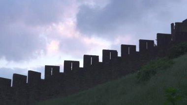 Carcassonne, Fransa - 16 Mayıs 2025 Carcassonne Duvarı, güçlendirilmiş şehir, şafak vakti Fransa