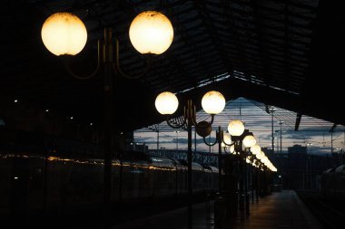 Paris, Fransa - 13 Mayıs 2025: Şafakta SNCF Paris İstasyonu