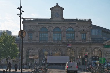 Lille, Fransa - 13 Mayıs 2025: Sabah SNCF Lille Flandres İstasyonu Cephesi