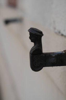 Amiens, Fransa - 13 Mayıs 2025: Amiens, Fransa 'da pencere kancası