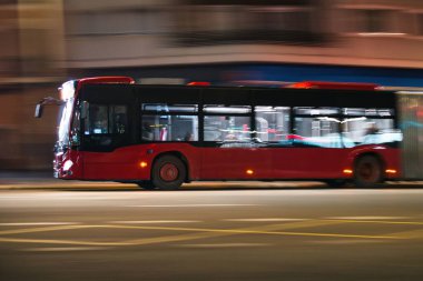 Valencia, İspanya - 19 Mart 2025: Valencia 'da gece çalışan halk otobüsü