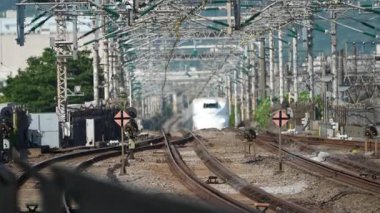 Kanagawa, Japonya - 16 Haziran 2025: Odawara istasyonundan geçen bir Shinkansen treni
