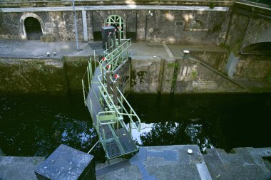 Paris, Fransa - 20 Mayıs 2025: Saint-Martin Kanalı Paris, Fransa 'nın Sabah Kilidi