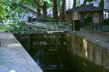 Paris, Fransa - 20 Mayıs 2025: Saint-Martin Kanalı Paris, Fransa 'nın Sabah Kilidi