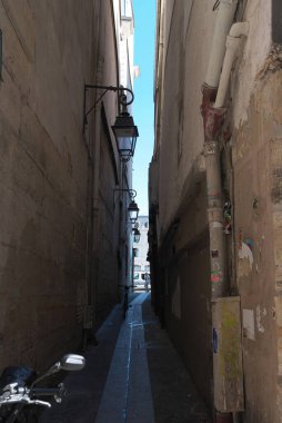 Paris, Fransa - 20 Mayıs 2025: Rue du chat qui peche, Paris 'in en dar caddesi