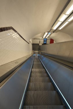 Paris, Fransa - 20 Mayıs 2025: Cumhuriyet istasyonunun Paris metrosunun yürüyen merdiveni veya merdiveni