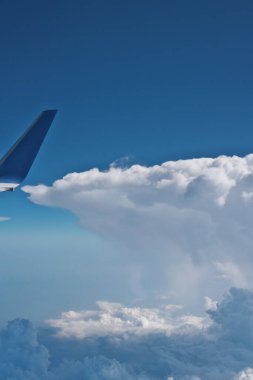 Kyoto, Japonya - 30 Haziran 2025: Bir uçaktan görülen büyük bir örs bulutu