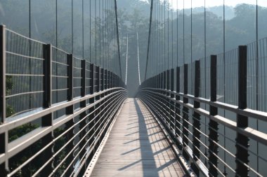 Shimane, Japonya - 28 Haziran 2025: Shimane, Japonya 'da Sunrise' da Oni-no-shitaburui 'de Oomaki Nehri üzerinde uzun bir asma köprü