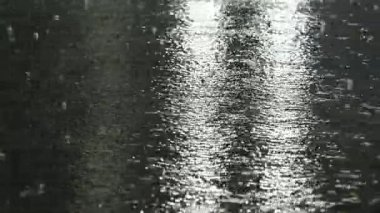 Tokyo, Japonya - 10 Temmuz 2025: Geceleyin sokağa sağanak yağmur yağıyor