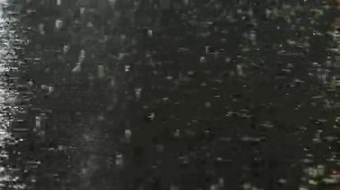 Tokyo, Japonya - 10 Temmuz 2025: Gece bir havuza sağanak yağmur yağdı