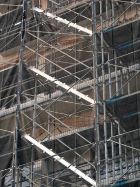 Tokyo, Japonya - 22 Temmuz 2025: Dış duvarları yeniden boyamak için yapı iskelesi