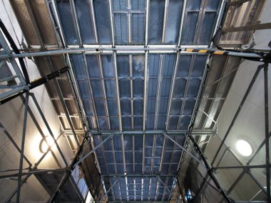 Tokyo, Japonya - 27 Temmuz 2025: Dış duvarları yeniden boyamak için yapı iskelesi