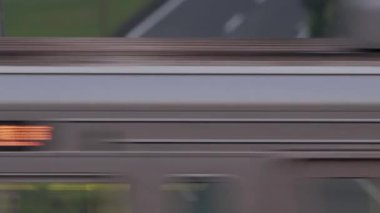 Tokyo, Japonya - 6 Ağustos 2025: Tokyo 'da sabah banliyö trenini geçmek