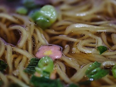 Tokyo, Japonya - 16 Ağustos 2025: Yağlı ramen erişteleri