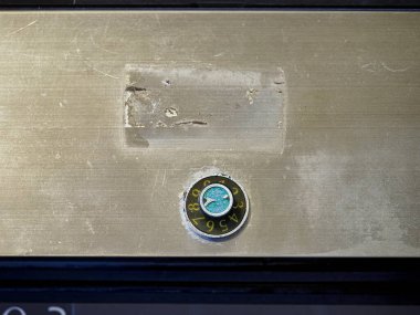 Tokyo, Japonya - 7 Ağustos 2025: Bir apartmanın girişindeki posta kutuları