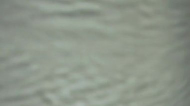 Tokyo, Japonya - 23 Ağustos 2025: Su deseninin beyaz duvara yansıması