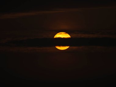 Tokyo, Japonya - 31 Ağustos 2025: Güneş lekeleri kısmen bulutlarla kaplı