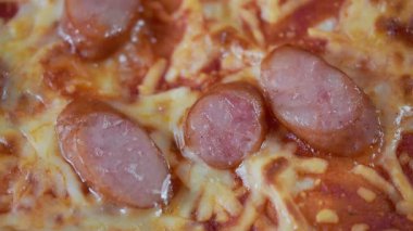 Tokyo, Japonya - 27 Eylül 2025: Peynirli ve sosisli pizzanın kapanışı