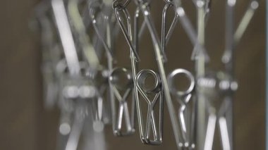 Tokyo, Japonya - 29 Eylül 2025: Mandal ya da elbise askılarının kapatılması