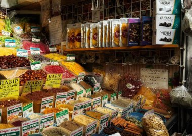 Ukrayna 'daki pazarda baharat satıyor.