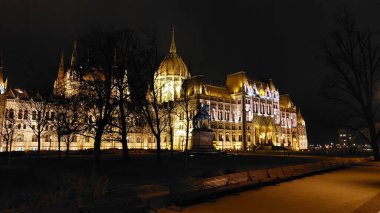Şehrin başkentinin gece manzarası. Şehrin merkezindeki en ünlü şehir simgesi.