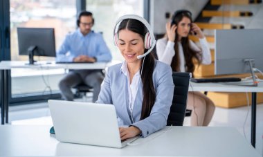Kulaklıklı profesyonel kadın: çağrı merkezinde laptopa verimli yardım sağlayan müşteri destek aracı