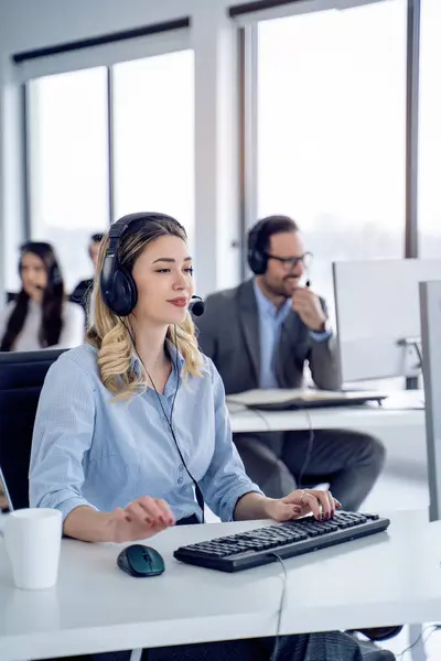 Attentive Woman Technical Support Agent Listening Client Colleagues Customer Service — Stock Photo, Image