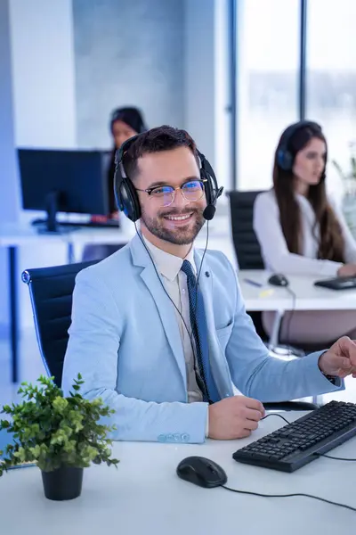Agent Call Center Zapewnia Wyjątkową Obsługę Profesjonalizmem Fachową Wiedzą Biurze — Zdjęcie stockowe