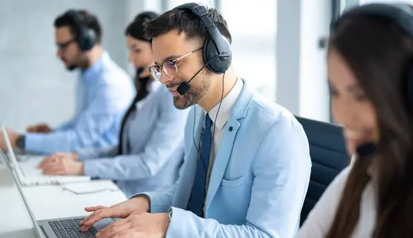 Fiducioso Operatore Del Call Center Che Assiste Clienti Impegnati Conversazioni — Foto Stock