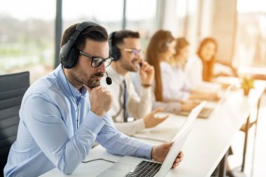 Çağrı merkezindeki bilgisayarı kullanan düşünceli ajan operatörü.