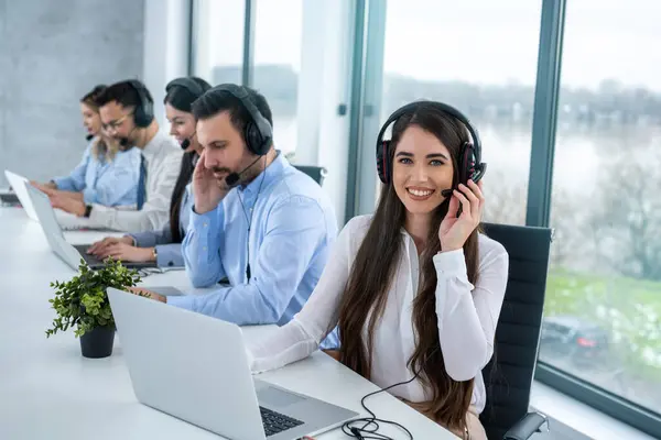 Call Center Agent Vrouw Met Headset Werken Aan Support Hotline — Stockfoto