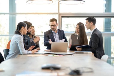 Başarılı takım lideri ve işletme yöneticisi bir personel toplantısına liderlik ediyor.