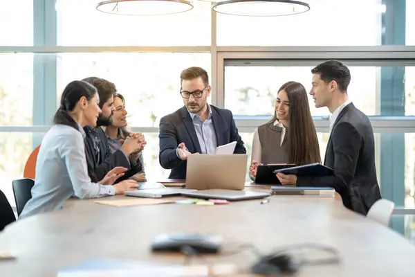 Başarılı takım lideri ve işletme yöneticisi bir personel toplantısına liderlik ediyor.