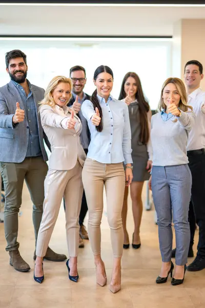 信頼できるビジネスの人々の大規模なグループの完全な長さは 親指が互いに近くに立って オフィスで笑顔を示しています 成功したビジネスチーム — ストック写真