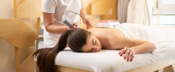 Extracorporeal Shockwave Therapy Beauty Salon Physical Therapy Neck Back Muscles — Stock Photo, Image