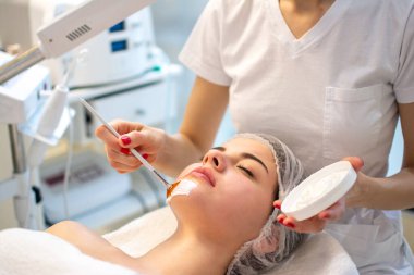 Maske soyma uygulaması. Spa güzelliği organik yüz maskesi uygulaması..