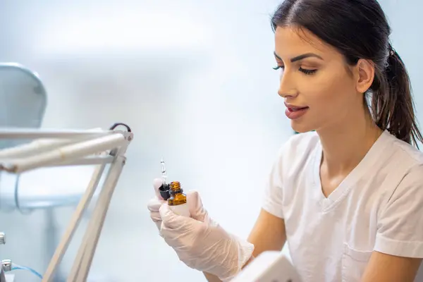 Portrait Beautician Holding Pipette Preparing Apply Serum Clients Face Spa — Stock Photo, Image