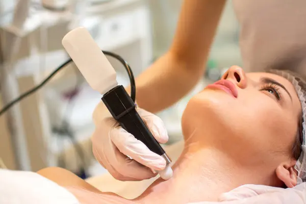 Schönheitsärztin Mit Ultraschall Scraber Bei Der Ultraschallreinigung Des Halses Weiblicher — Stockfoto