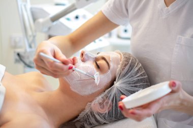 Spa yüz maskesi uygulaması. Spa güzelliği organik yüz maskesi uygulaması..