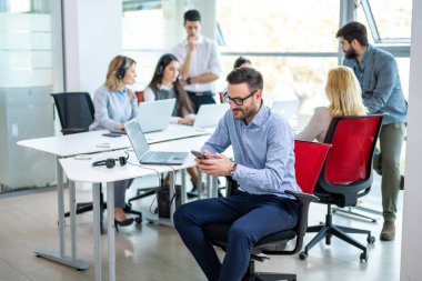 Yoğun bir ofiste mola verirken akıllı telefon kullanmak çok güzel bir iş.