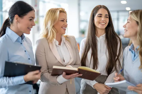 オフィスに立っている紙文書を持つ複数の年齢のビジネス女性は 会社のための販売戦略を作成するブレインストーミング — ストック写真