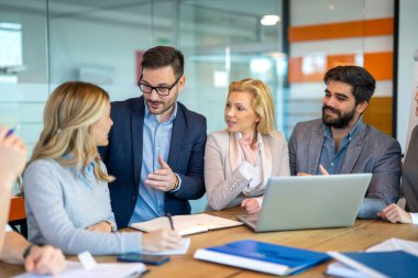 Yönetici CEO iş ortakları bir toplantı sırasında birbirleriyle iletişim halindeler.