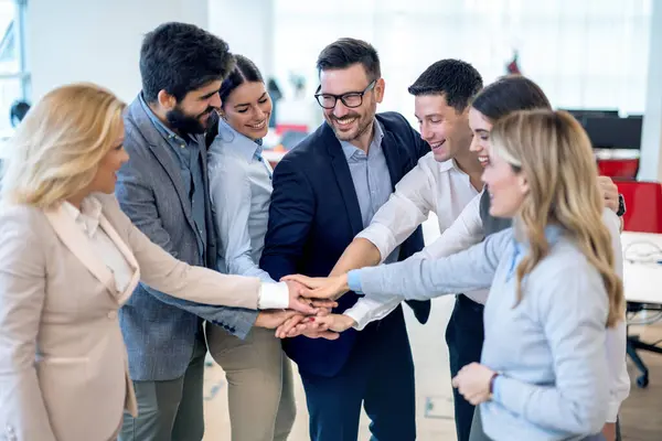タイトなサークルに手を積み重ねるビジネスマンのグループ 戦略化する オフィスでの団結を促進または祝う — ストック写真